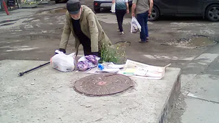 Пенсионер продаёт вещи на остановке "Шереметьево": рязанцы решили помочь дедушке