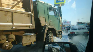 На участке дороги возле Дворца спорта грузовик влетел в столб