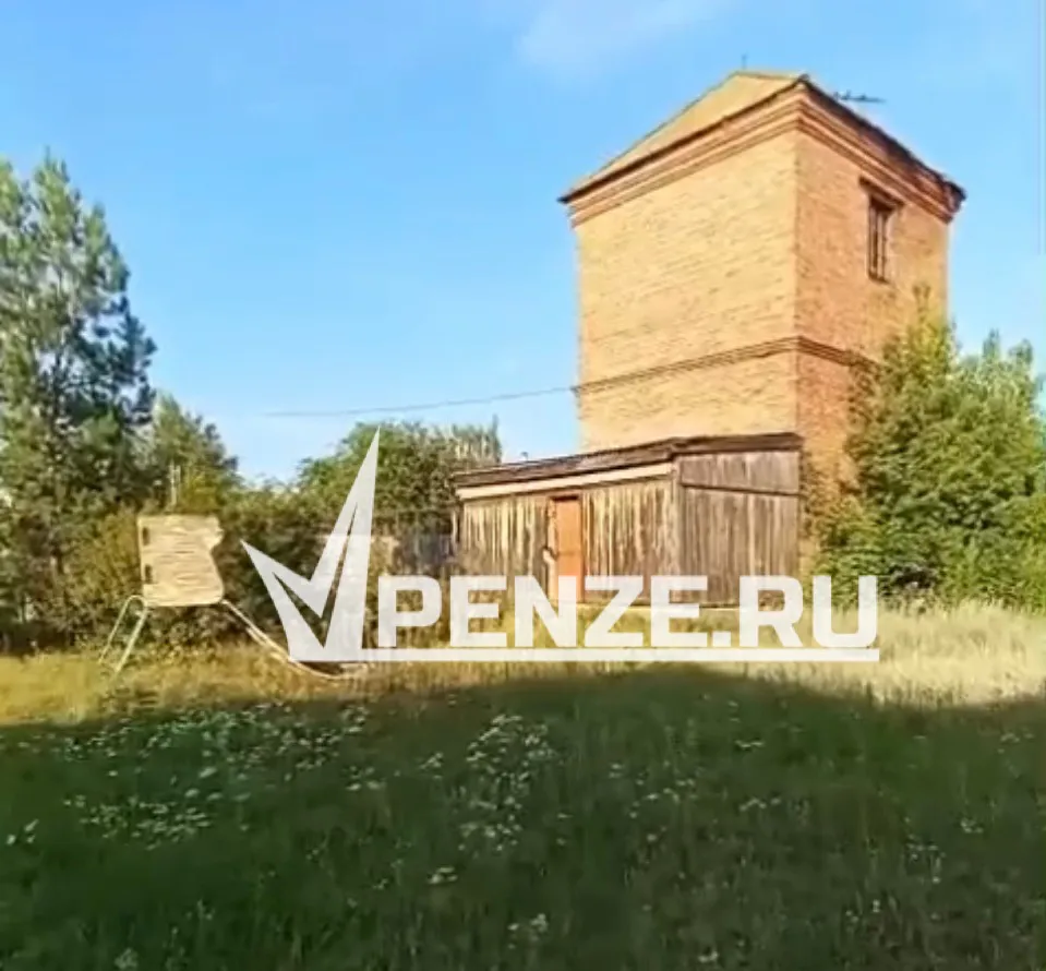 «Без слез не взглянешь!»: жители поселка Верхозим отстаивают права на благоустройство единственной детской площадки