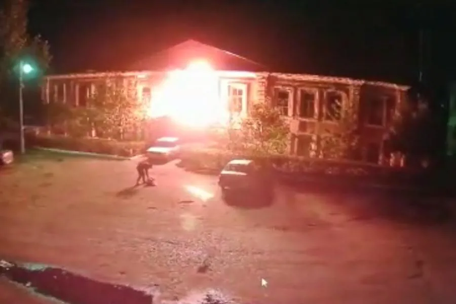 Пенсионерка по заказу мошенников подожгла прокуратуру и служебный автомобиль