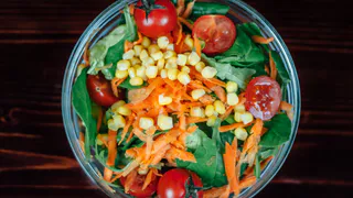 Лишь 4 простых продукта в составе: уж очень вкусный салат - рецепт за 3 минуты