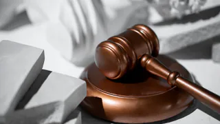 Во Владимире осуждённую обязали выплатить 800 000 рублей сыну убитого ею мужчины