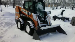 Трактор для красоты? Парк «Семья» превратился в сплошной сугроб