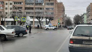 Покореженный капот: на Грибоедова полицейские попали в аварию