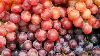 Самая вредная ягода: а мы едим ее как деликатес, еще и детей заставляем