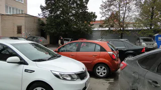 Рязанские дворы «забиты» машинами, потому что рядом нет автостоянок. Есть и такое мнение