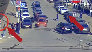 В Рязани пешеходы спешат перейти дорогу на красный свет