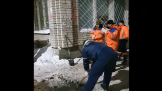 Во Владимире коммунальщики закатали канализационный люк под асфальт