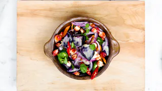 Подруга - повар со стажем рассказала, какой самый вкусный салат у них в заказах на Новый год: приготовила - и правда, дешево, красиво и вкусно