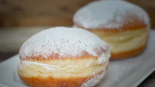 Беру кефир и лук — через 20 минут на столе пышные пончики, которые исчезают первыми