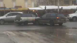 На пустой дороге: у Торгового городка столкнулись “Субару” и “одиннадцатая”