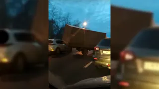 На Южной окружной дороге водитель Kia Sportage врезался в «Газель»