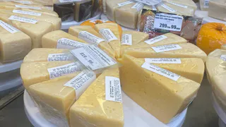 "Не вздумайте покупать, даже по скидке 70%": в Роскачестве назвали бренды сыров, которые лучше обходить стороной