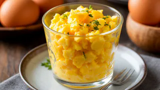 Яичницу на сковородке больше не жарю — беру простой стакан: получается в 50 раз вкуснее