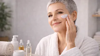 Косметолог подсказала простой трюк — всего ложка этого продукта на лицо: кожа выглядит свежее и моложе уже через неделю