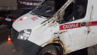 В Брянске ранены три пассажира перевернувшейся скорой