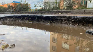 В мэрии заявили, что ямы на выезде на Высоковольтной заделаны. Однако следов ремонта не видно