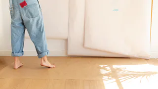 Наносим это средство на поверхность всего раз за неделю — и забываем о скользкости линолеума: самое дешёвое решение проблемы