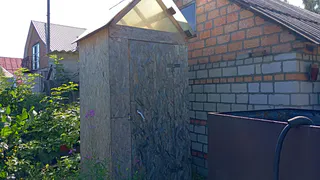 Об этом  не принято громко говорить: деревенская соседка подсказала, как избавиться от запаха в уличном туалете - жаль  раньше не знал