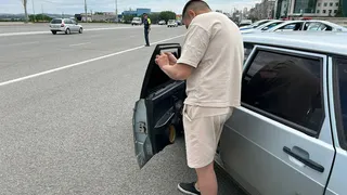 Водителям из Магнитогорска пришлось подручными средствами сдирать с машин тонировку