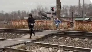 В Рязани дети решили перебежать железнодорожные пути прямо перед поездом