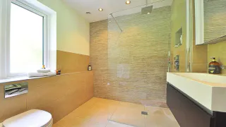 Забудьте о плитке и штукатурке: строители рекомендуют этот современный материал для отделки ванной комнаты — легкий и очень гибкий