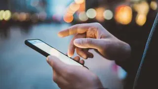 Названа ситуация, когда телефон ни в коем случае нельзя брать в руки