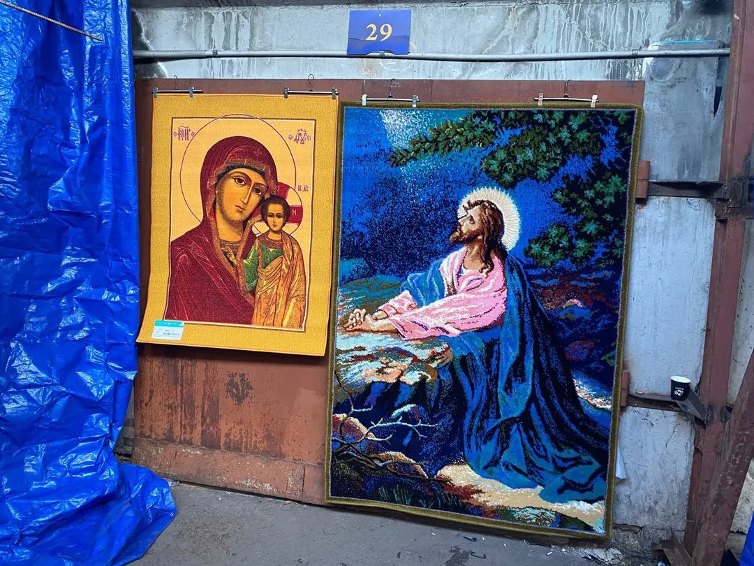 Епархия возмутилась коврами на челябинском рынке с изображением святых