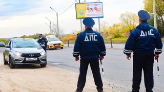 Инспектор хочет оштрафовать за езду с трещиной на стекле авто. Как быть водителю? Ответ опытного автоюриста