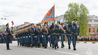 Сотрудники МЧС прошли в составе парадного расчёта на площади Победы во Владимире