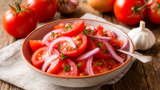 Мои помидоры с луком на зиму: простой и беспроигрышный рецепт салата, который любят все и съедают первым