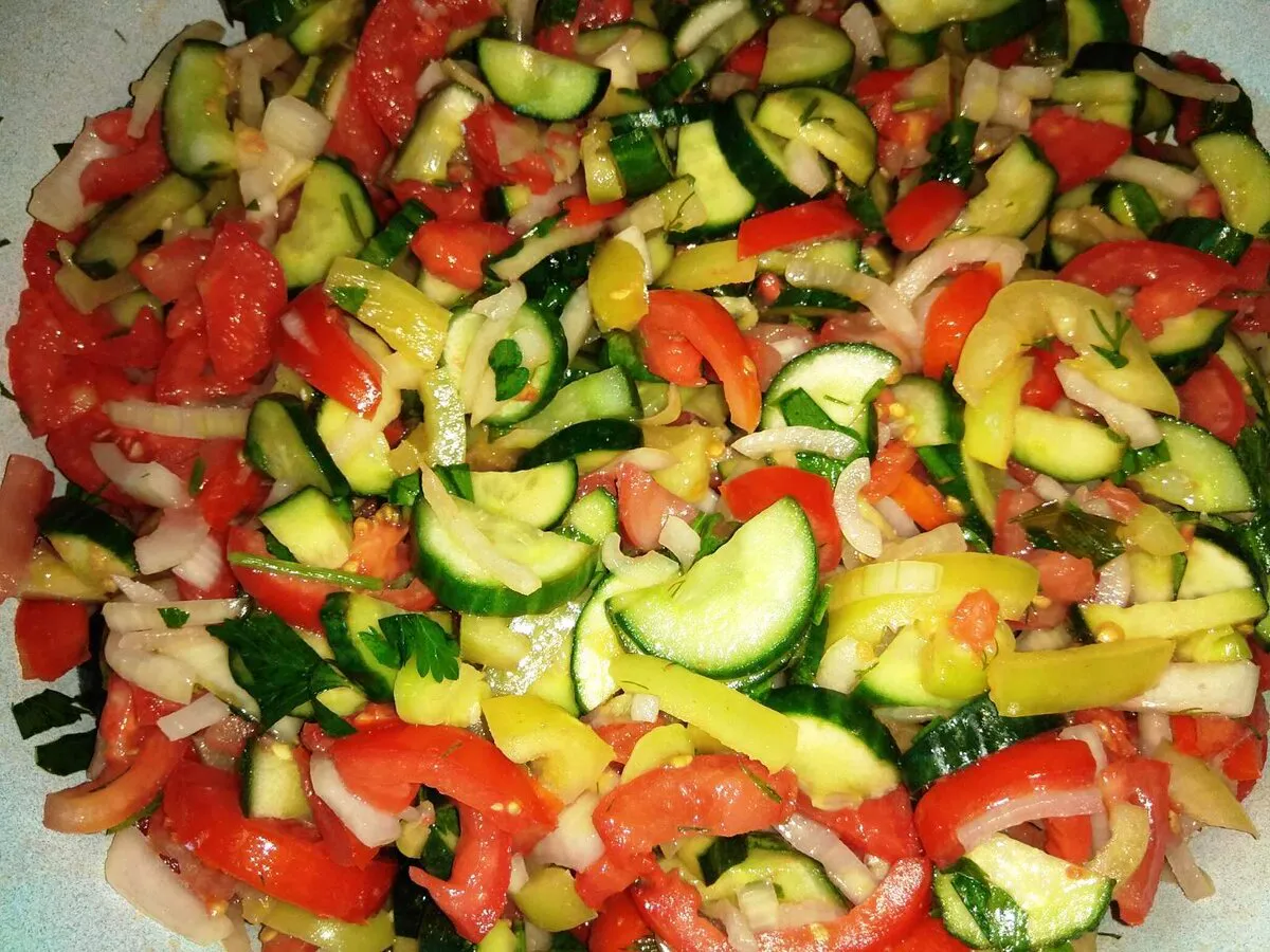 Этот салат выручает в жару: муж не нарадуется, а я не стою у плиты — идеальный обед за 10 минут