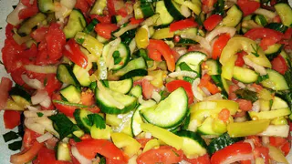 Этот салат выручает в жару: муж не нарадуется, а я не стою у плиты — идеальный обед за 10 минут