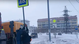 В Заполярье Коми оборудовали остановку, а для нее новый пешеходный переход