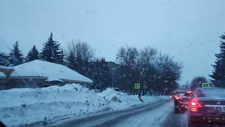 “Выскакивают под колеса”: на улице Военных автомобилистов пешеходный переход превратился в тоннель