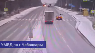 В Чебоксарах под колеса легковушки попала 23-летняя девушка