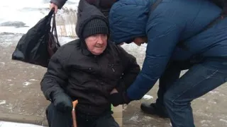 Соцсети: пенсионер 40 минут ждал скорую у порога больницы