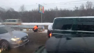Причиной многокилометровой пробки на Московском шоссе стала установка отбойников в час-пик