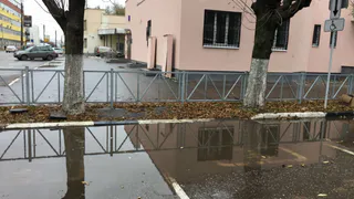 Недоступная среда: Рязанка пожаловалась на "затопленные" парковочные места для инвалидов