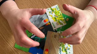 С 1 июля перевод денег друзьям и родственникам запрещен: что нельзя писать, чтобы не остаться без банковской карты