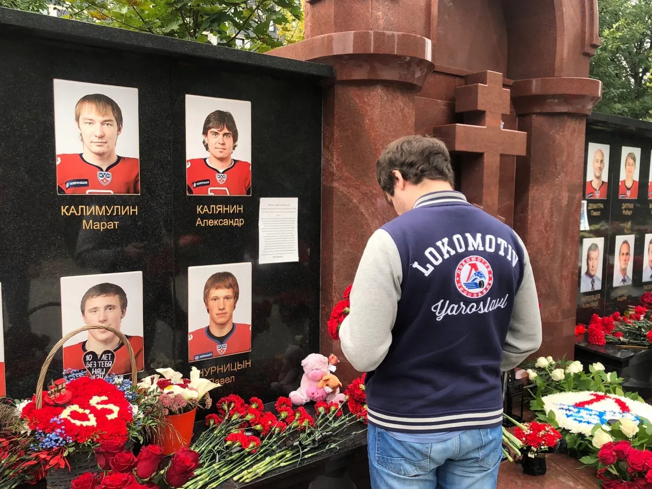 Разревелся и поехал в аэропорт: спустя 10 лет фанаты ярославского "Локомотива" рассказали о чувствах после гибели команды