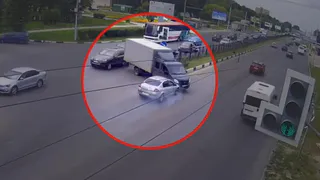 ДТП на Московском - водитель Рено не успел затормозить и влетел в грузовик