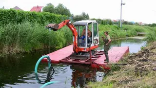 Очистка прудов: в Нижнекамске приступил к работе «Король болот»