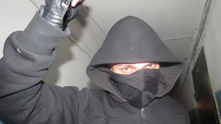 Необычная кража: Через дырку в потолке рязанец вытащил из квартиры деньги и технику