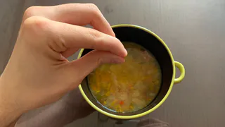 Эти 2 специи сделают куриный бульон еще лучше — добавляйте, если нужен “крепкий вкус”