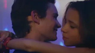 Эту песню включали в конце любой дискотеки 90-х: многие впервые целовались под нее