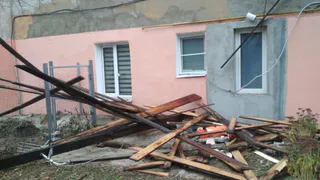 Кидают доски с крыши: как на улице 3-й Михайловский проезд проходит капремонт кровли жилого дома