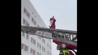 Дед Мороз на пожарной машине поздравил юных пациентов в Нижнекамске