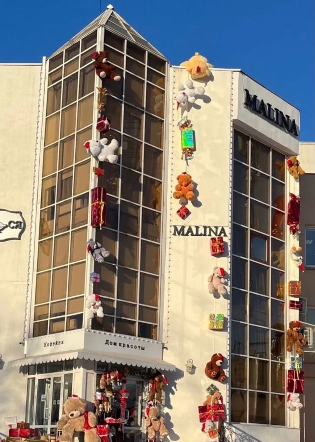 В Магнитогорске украли большого плюшевого медведя, который украшал салон красоты