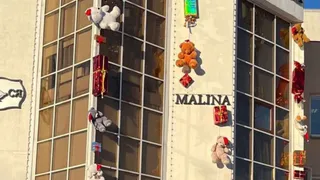 В Магнитогорске украли большого плюшевого медведя, который украшал салон красоты